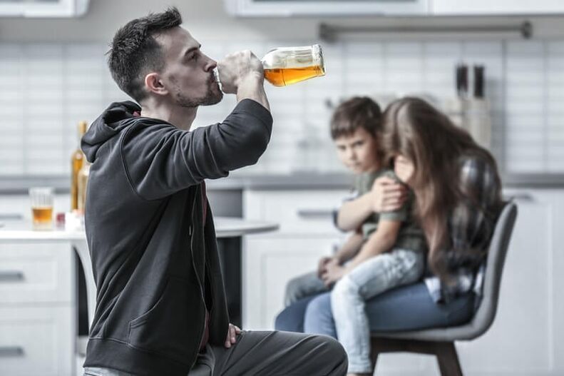 vīrietis lieto alkoholu, kā palīdzēt viņam atmest