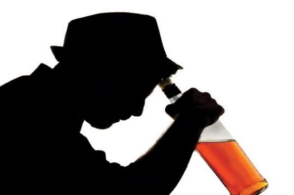 vīrietis dzer alkoholu kā atmest